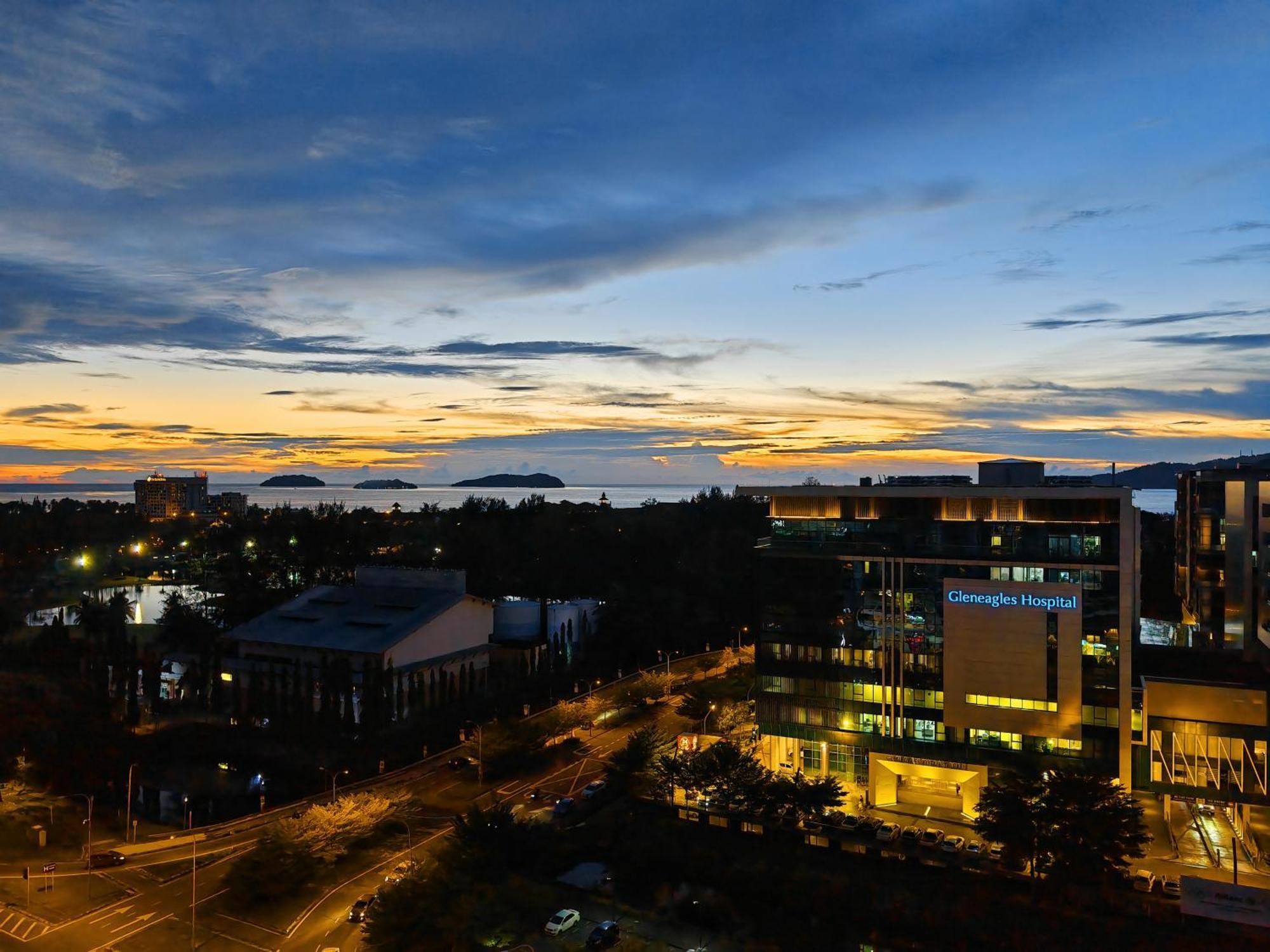 Rooftop Sunset Infinity Pool Sutera Avenue Kk Infini Apartment *
